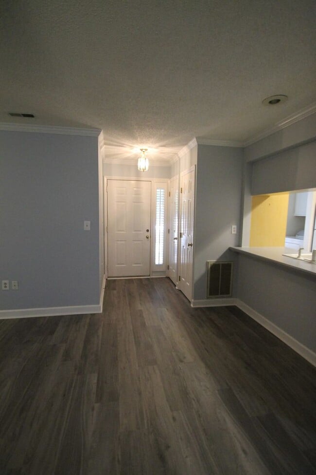 Building Photo - 806 Beech Dr