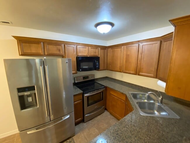 Building Photo - 2 Bed 1 Bath Condo