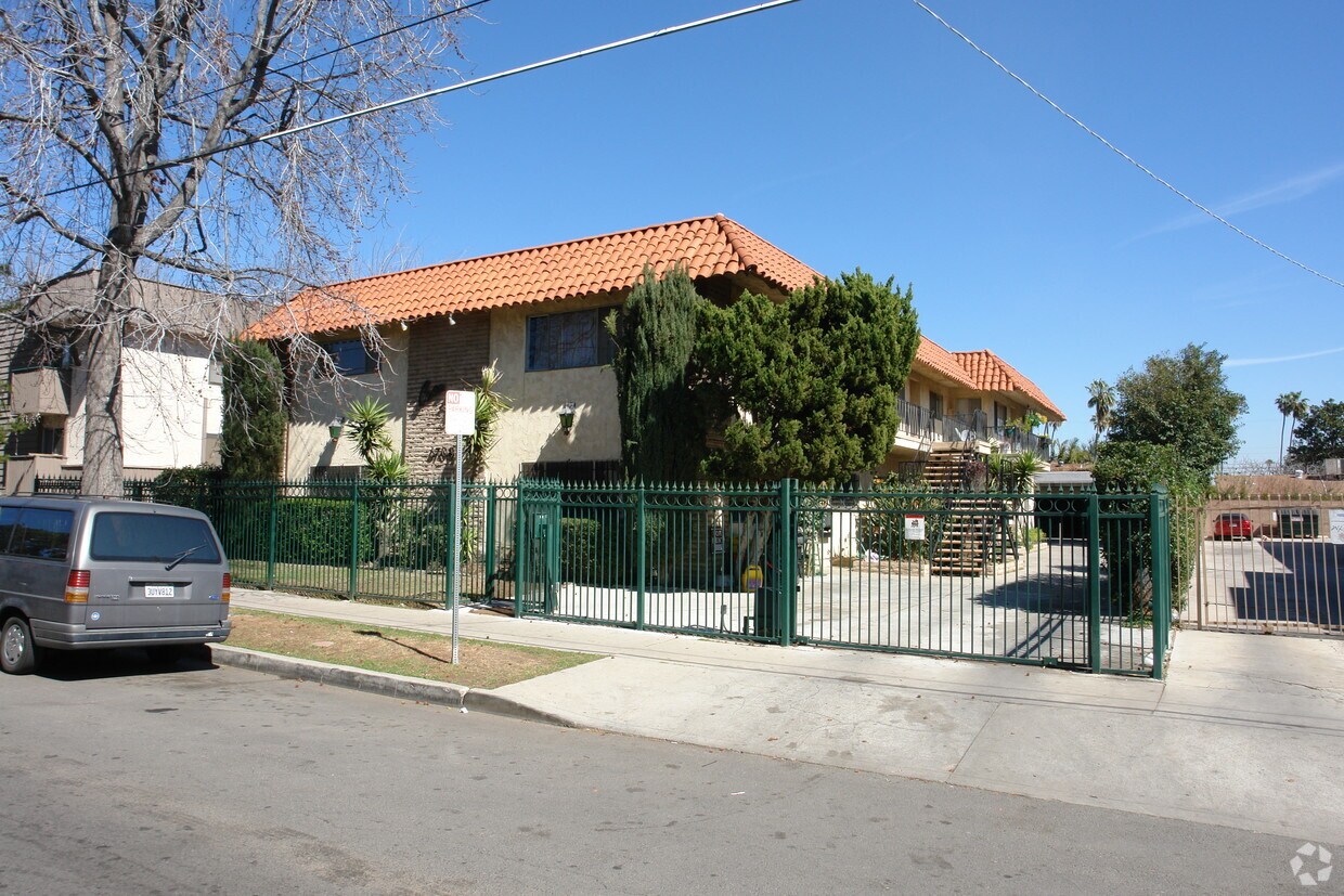 Foto principal - 6708 Sylmar Ave