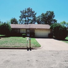 Building Photo - 715 Shumard Oak St