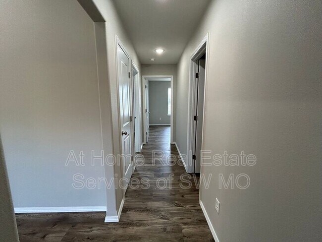 Foto del edificio - 231 W Canterbury Ln