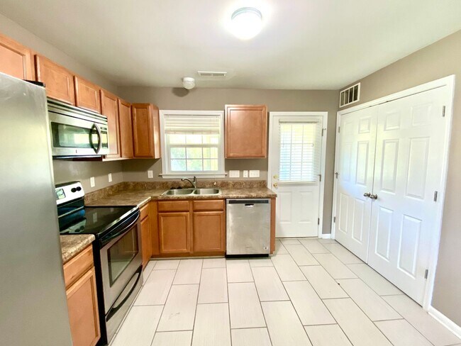 Foto del edificio - 3 bedroom 3 FULL bath Townhouse!!