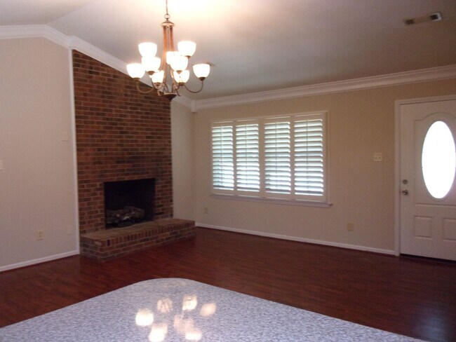 Foto del edificio - Beautiful 2 Bedroom Brick Ranch with Private Courtyard Patio