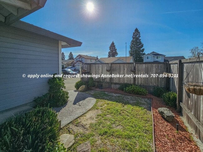 Building Photo - Newly Updated - New Appliances, Flooring, ...