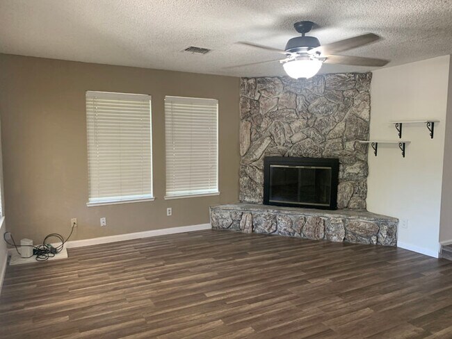 Foto del edificio - 2724 Woodridge Ct