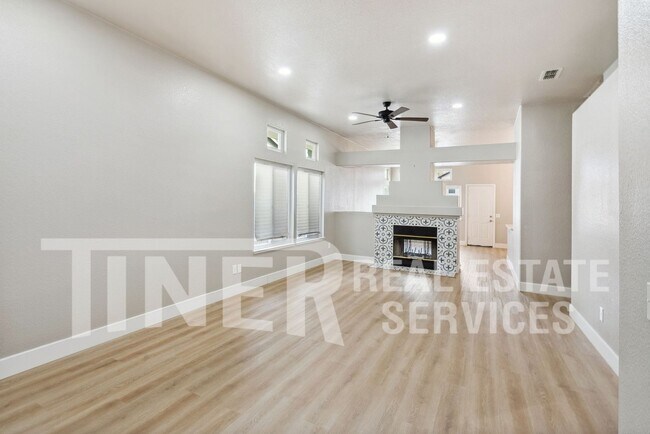 Building Photo - Beautiful Open Floor Plan with Natural Lig...