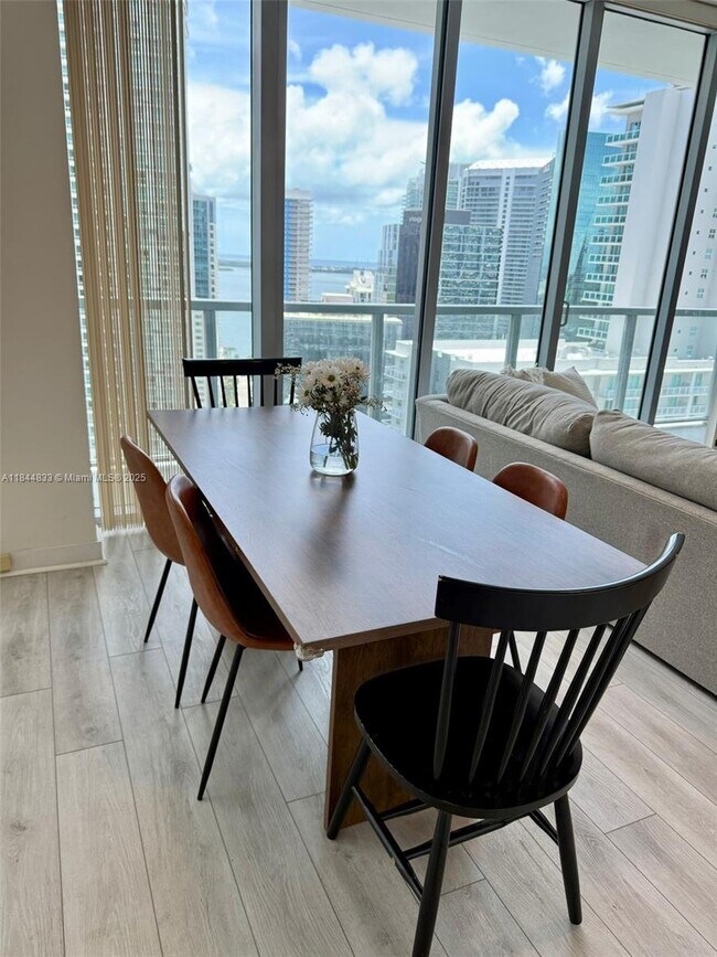 Foto del edificio - 79 SW 12th St