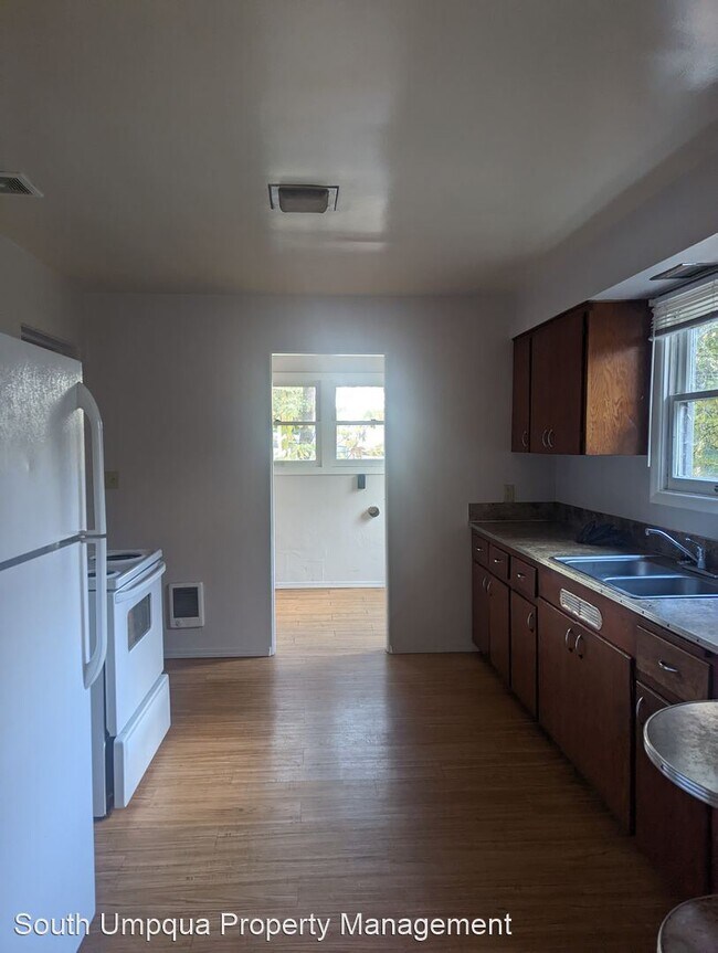 Building Photo - 3 br, 1 bath House - 628 N Old Pacific Hwy
