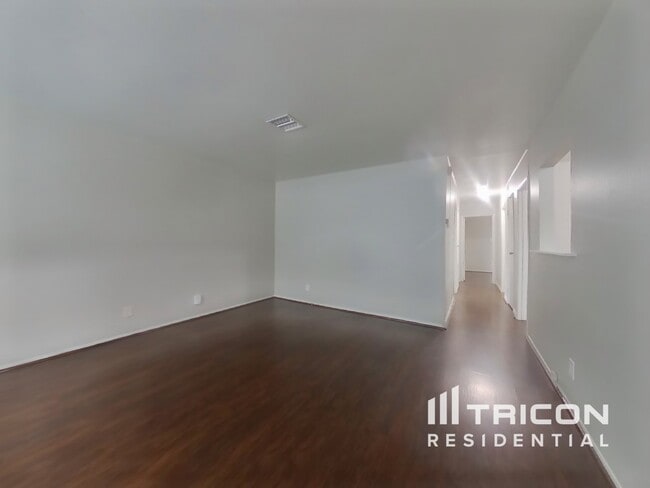 Building Photo - 325 Ladera Dr