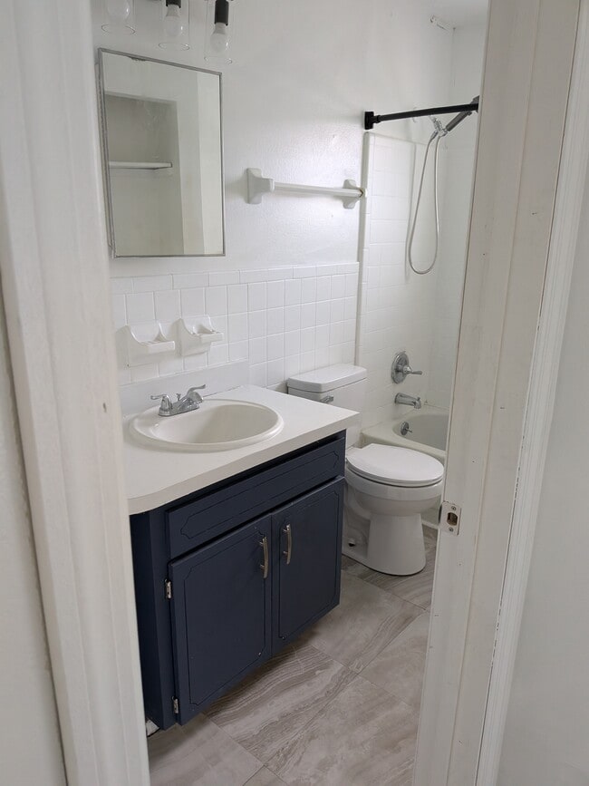 Building Photo - 1902 Park Manor Dr