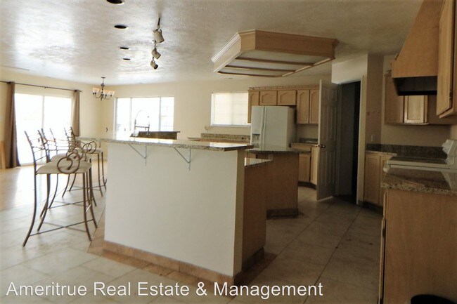 Building Photo - 815 E Rowley Dr