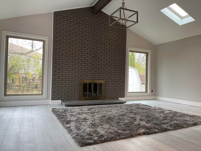 Foto del edificio - 1749 Crestline Dr