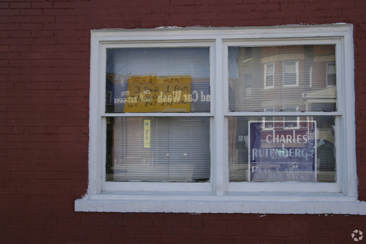 Building Photo - 2041 W Armitage Ave