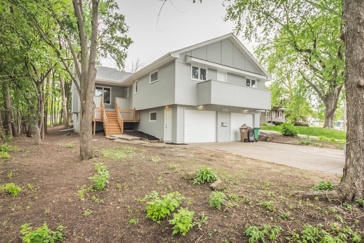 Primary Photo - 3 Bed 3 Bath with 2 Stall Garage
