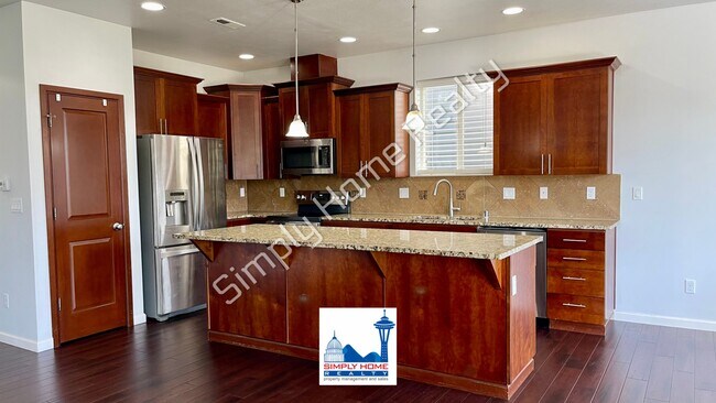Foto del edificio - Welcome to this Spacious 4 bedroom, 3.5 bath Home in the Heart of Yelm!