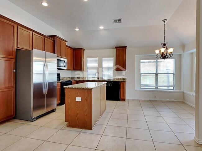 Building Photo - 625 Vickie St