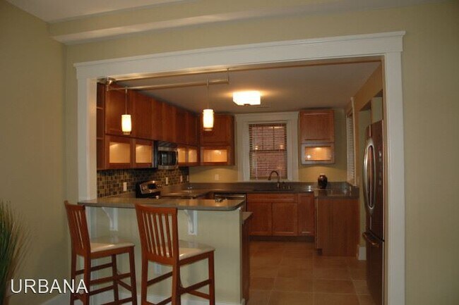 Building Photo - 2 br, 2 bath Apartment - 105 E Oak Street