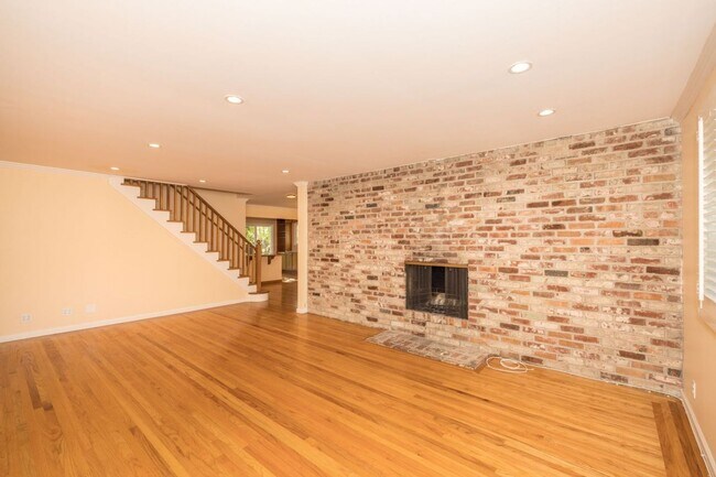 Foto del edificio - Beautifully Remodeled 4 Bed, 4.5 Bath Home on Tree-Lined Street
