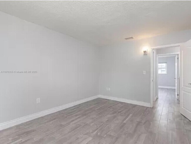 Foto del edificio - 633 NE 2nd Ave