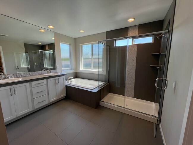Building Photo - Beautiful, Executive Home, Available Now