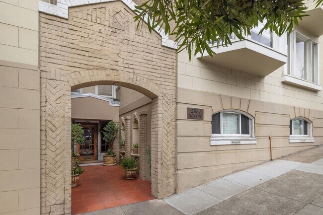 Foto del edificio - Pacific Heights: Updated Condo w/ Enchanting Shared Garden