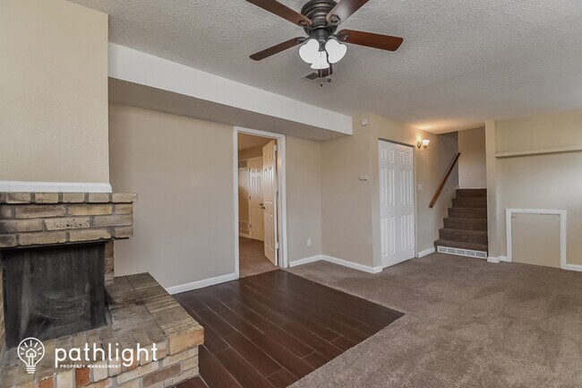 Foto del edificio - 1303 Rushmore Dr