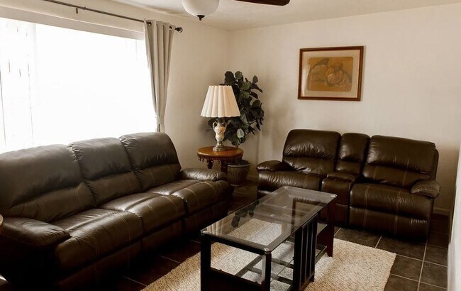 Foto del edificio - 3019 E 19th St
