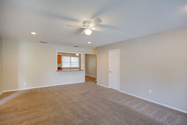 Building Photo - Coming Mid-August! 4 Bd, 2 Ba | N. Arlington