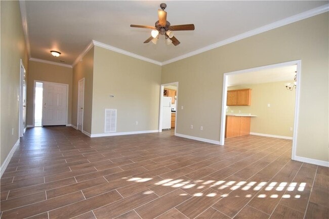 Building Photo - 906 SW Navajo Dr