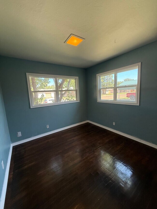 Building Photo - 4 Bed 2 Bath Home! In Highland School Dist...