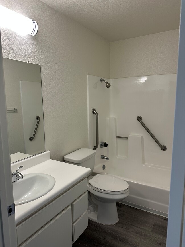 Foto del edificio - La Verne Senior Apartments