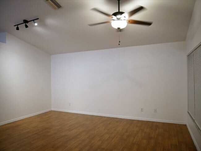 Foto del edificio - 753 Cape Cod Cir