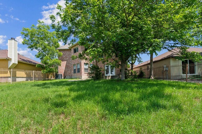 Foto del edificio - Spacious 4-Bedroom Home with Open Floor Pl...