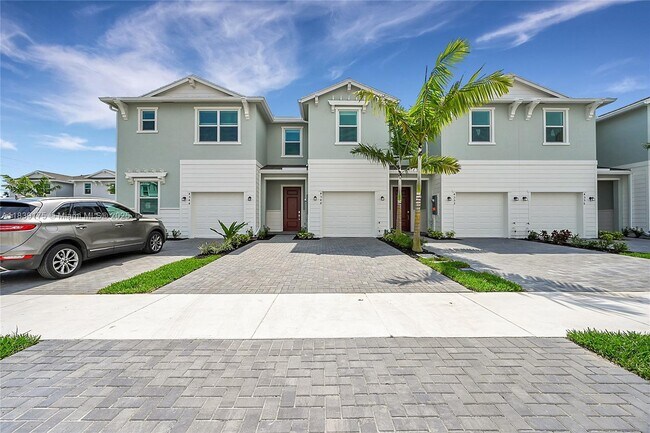 Building Photo - 4548 Hollister Ave
