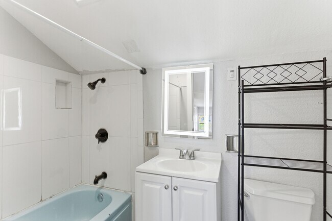 Foto del edificio - 2927 Dempster St NE