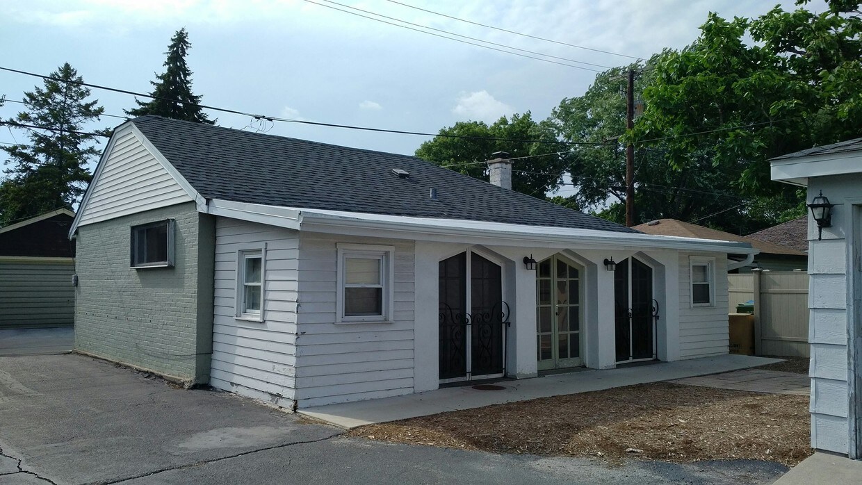 2 BR Coach House - 931 Dunlop Ave