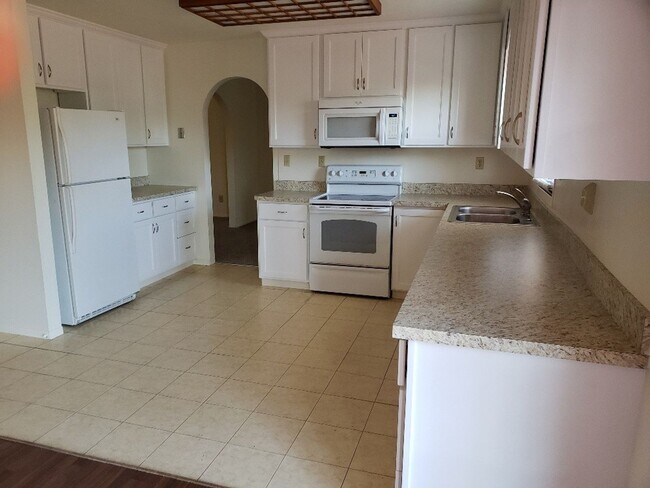 Foto del edificio - Very nice 4 bedroom, 3 bath home near Palm...