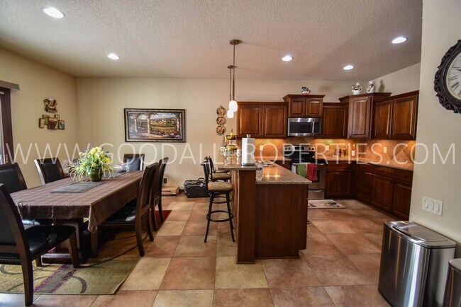 Foto del edificio - 4 Bedroom 3.5 Bath in West Des Moines/3 Ca...