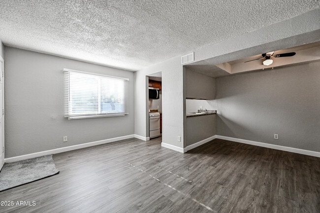 Foto del edificio - 3141 E Cypress St