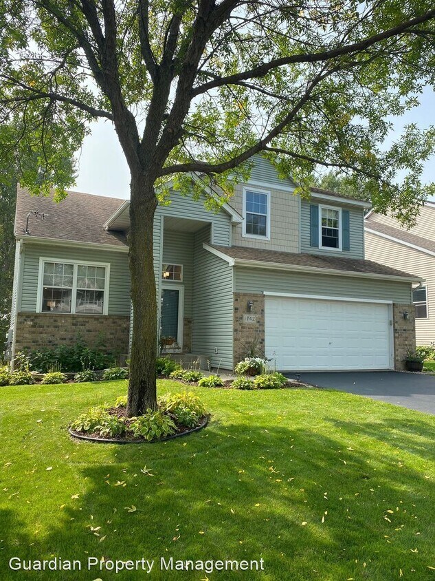 Primary Photo - 4 br, 2.5 bath House - 1742 Elm St