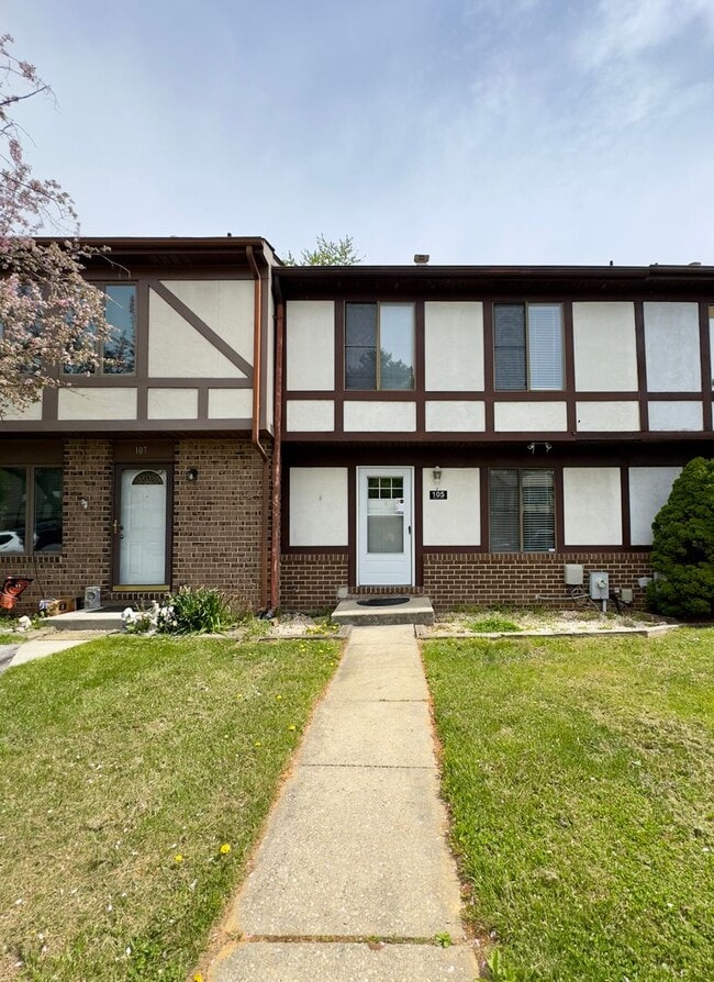 Building Photo - 105 Bourbon Ct
