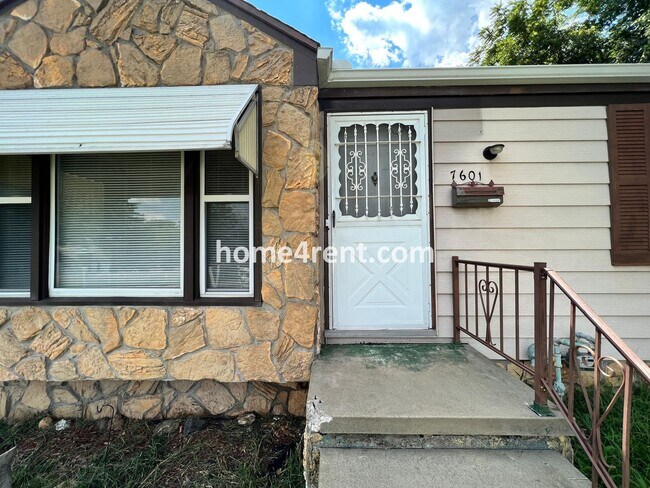 Foto del edificio - Cozy Ranch Style Home in KCMO w/ Wood Floors and a Fenced in Yard!
