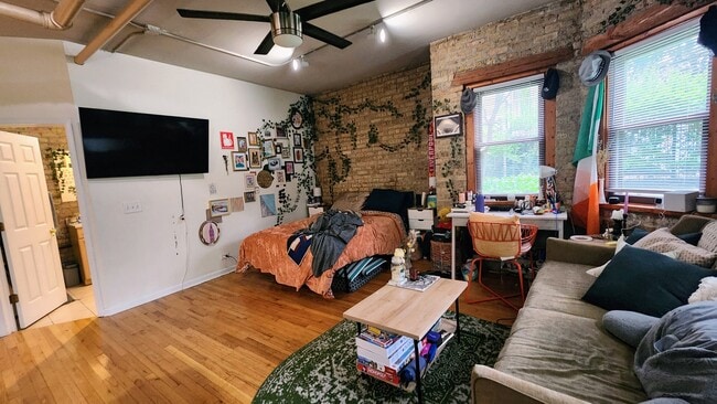 Building Photo - 1919 W Berteau Ave