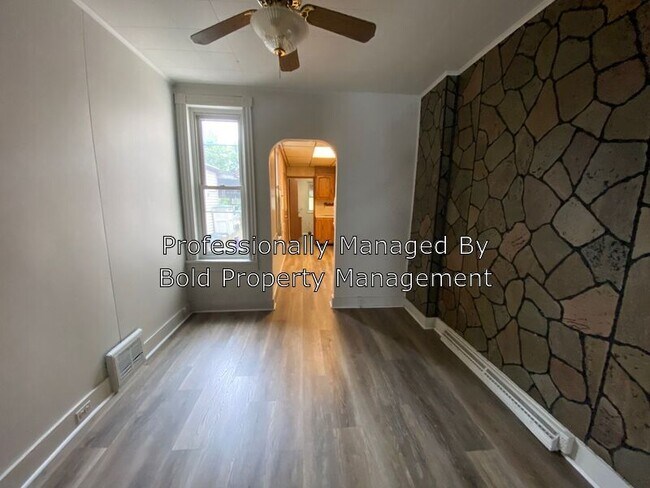 Building Photo - Three bedroom 1 bath single