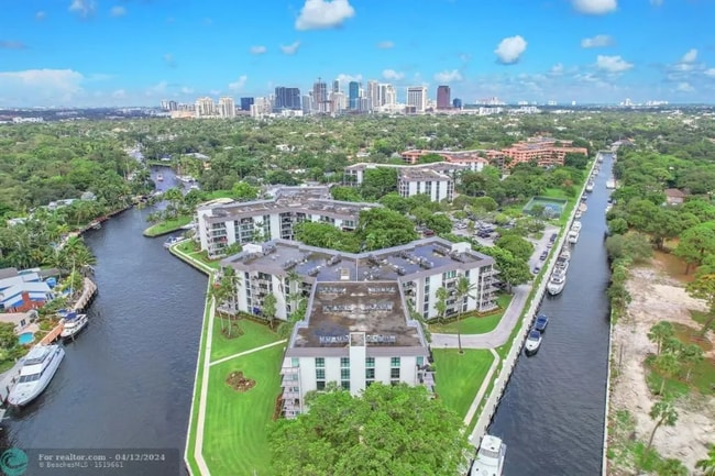 Building Photo - 900 River Reach Dr