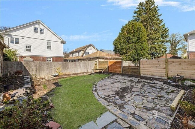 Building Photo - 148 Evergreen St