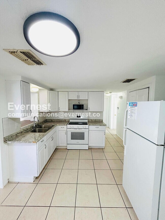 Foto del edificio - 3749 Beechwood Dr