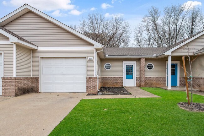 Building Photo - Remodeled 2 Bedroom Smart Home Duplex - Ro...