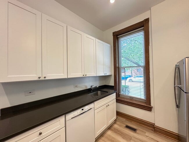 Building Photo - 3532 N Ashland Ave