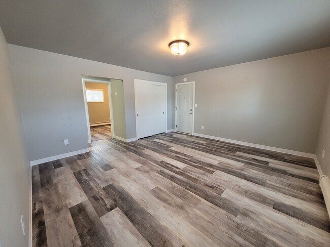 Building Photo - 132 6th Ave N